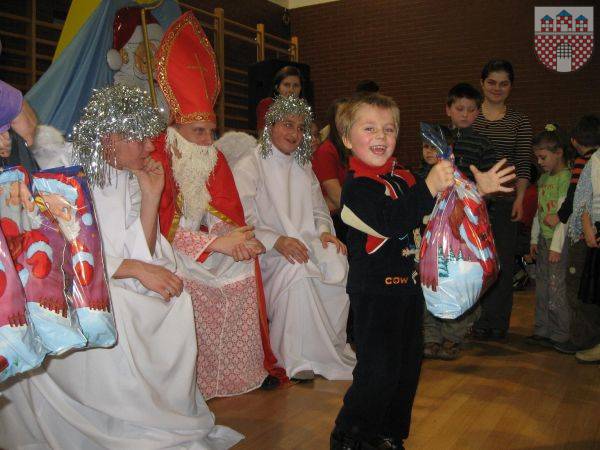 : Radość chłopca po otrzymaniu paczki od św. Mikołaja